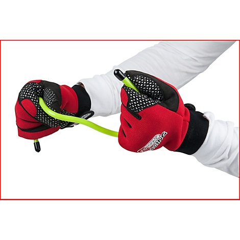 Zwei Hände in roten Handschuhen halten einen grünen Schlauch, die Handschuhe haben schwarze und weiße Elemente.